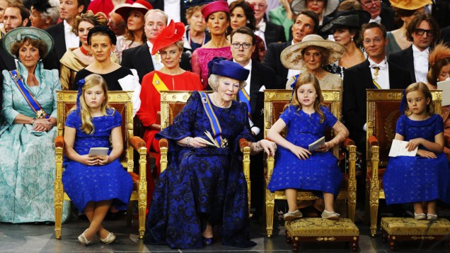 Princesa Beatrix durante a cerimônia de coroação, entre as netas, as princesas Catharina-Amalia, Ariane e Alexia