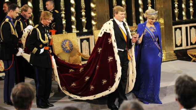 Rei Willem-Alexander da Holanda ao lado de sua mulher, a rainha Máxima