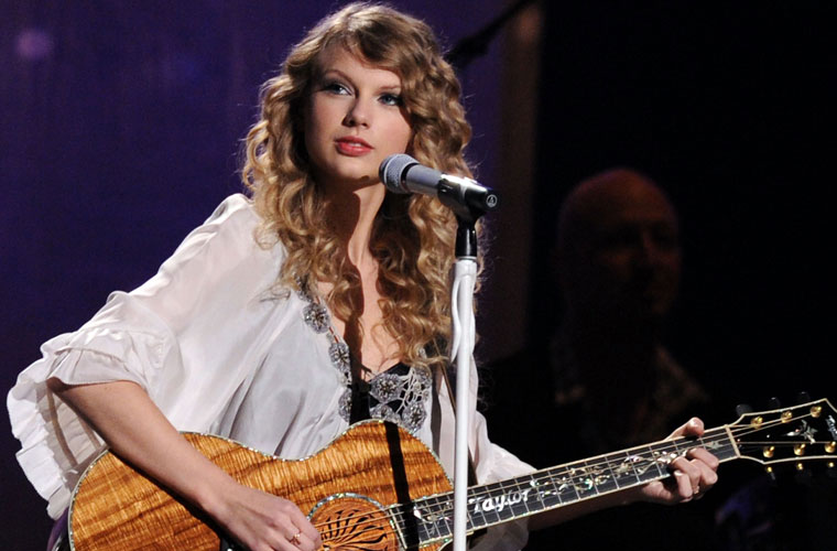 A nova queridinha do country americano, Taylor Swift, foi capa da revista Rolling Stone, que dizia contar �os segredos de uma boa menina�.