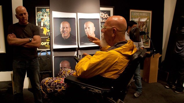 Bruce Willis nos bastidores do ensaio do fotógrafo Chuck Close com celebridades de Hollywood