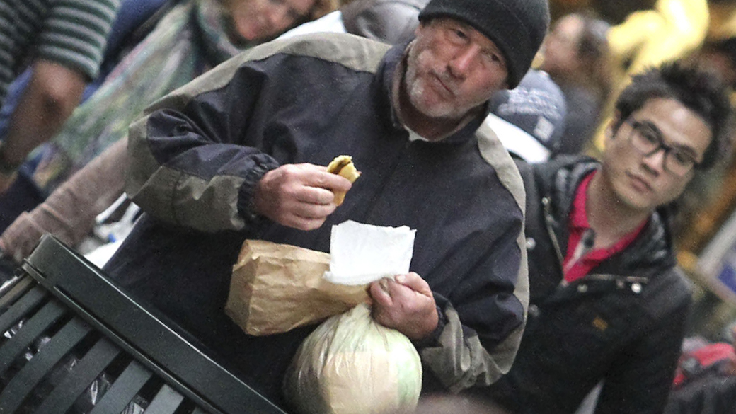 Richard Gere é confudido com morador de rua durante filmagem em Nova York