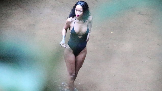 Rihanna curte cachoeira no bairro do Horto, na Zona Sul do Rio de Janeiro