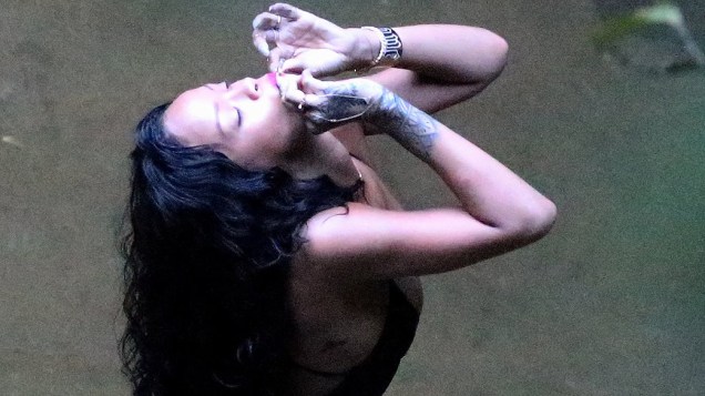 Rihanna fumou um cigarro suspeito e se divertiu por cerca de 45 min no local