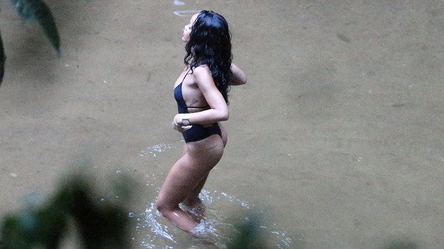 Rihanna curte cachoeira no bairro do Horto, na Zona Sul do Rio de Janeiro