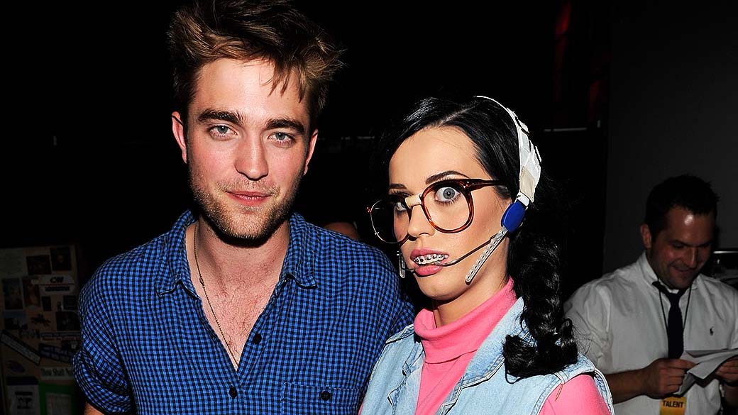 Robert Pattinson e Katy Perry participam do 2010 Teen Choice Awards no Gibson Amphitheatre, na Califórnia