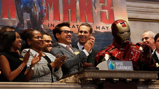 Ator Robert Downey Jr. toca o sino de abertura da Bolsa de Nova York para promover seu novo filme Homem de Ferro 3
