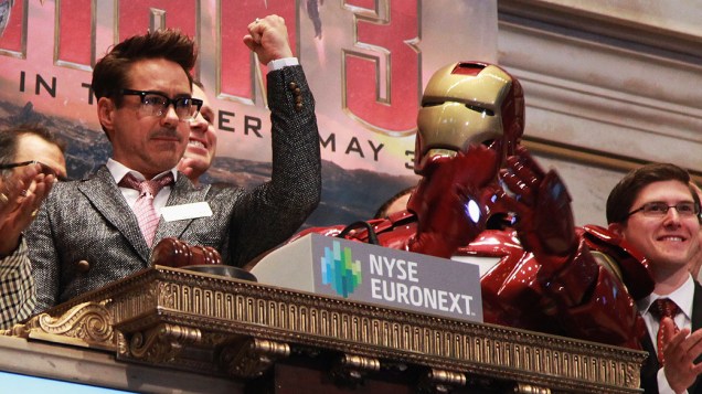 Robert Downey Jr. toca o sino de abertura da Bolsa de Nova York para promover seu novo filme Homem de Ferro 3