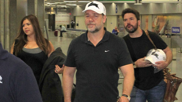 O ator Russell Crowe no Aeroporto do Galeão, no Rio de Janeiro