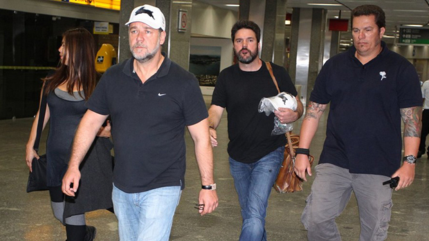 O ator Russell Crowe no Aeroporto Internnacional do Rio de Janeiro