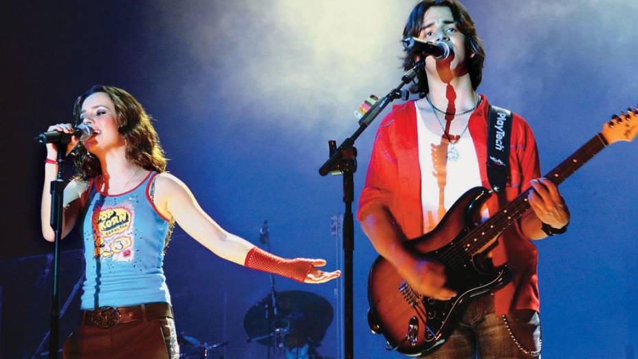 Sandy e Junior cantando durante show Identidade Tour em 2004