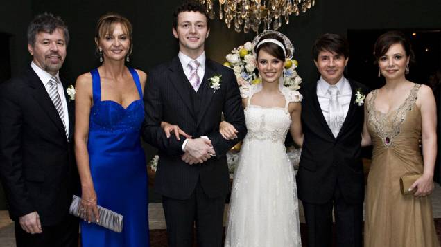 Os noivos Sandy e Lucas Lima, com os pais, José Carlos Lima e Lorena Lima, e Noely e Xororó, no dia do casamento, realizado na propriedade da famÌlia da noiva em 2008