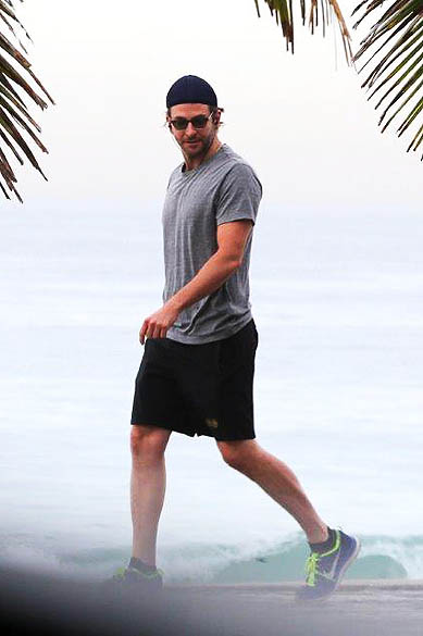 Bradley Cooper vai à praia de Ipanema com o amigo