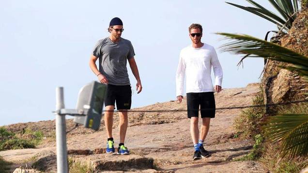 Bradley Cooper com o amigo, nesta quarta-feira, no Rio