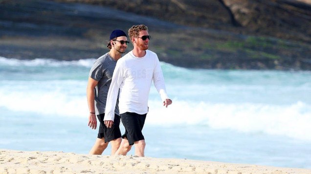 Bradley Cooper na praia de Ipanema com o amigo, nesta quarta-feira
