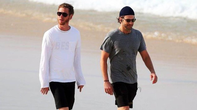Bradley Cooper vai à praia de Ipanema com o amigo