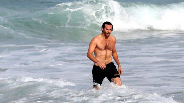 Antes do bondinho, Bradley Cooper foi à praia de Ipanema com um amigo