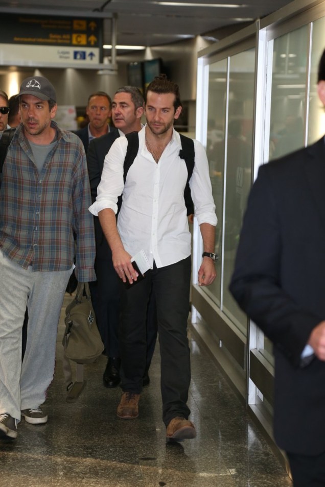 O americano Bradley Cooper (de branco), do elenco do filme Se Beber, Não Case, chega ao aeroporto do Rio de Janeiro