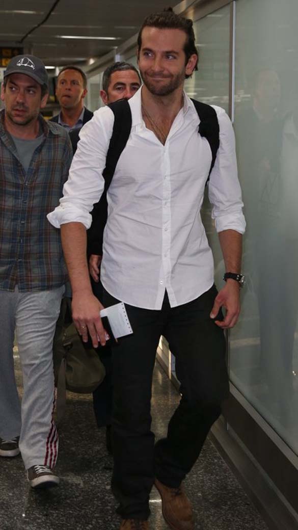 O americano Bradley Cooper (de branco), do elenco do filme Se Beber, Não Case, chega ao aeroporto do Rio de Janeiro