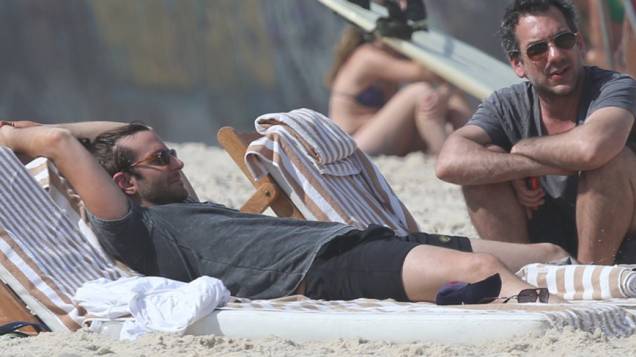 Bradley Cooper na praia da Zona Sul do Rio de Janeiro
