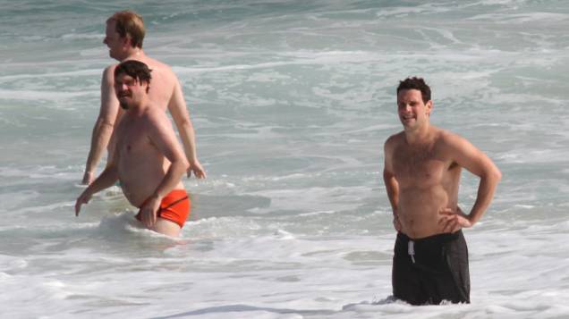 Justin Bartha e Zach Galifianakis entram no mar, na praia da zona sul do Rio