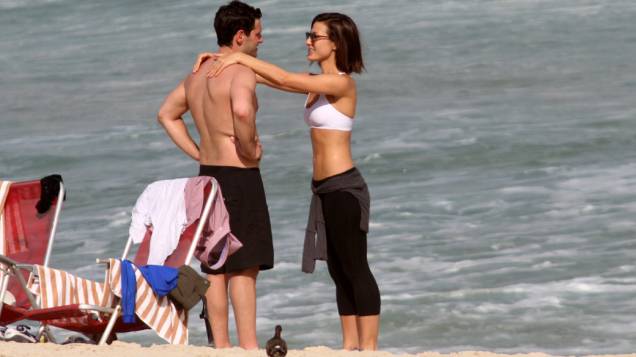 Justin Bartha com a namorada na praia da zona sul do Rio
