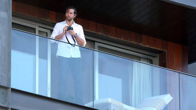 Bradley Cooper na sacada do hotel Fasano em Ipanema