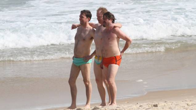 Zach Galifianakis e Ed Helms posam para foto na praia da zona sul do Rio
