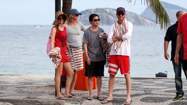 Heather Graham e Ken Leong na praia da zona sul do RIo