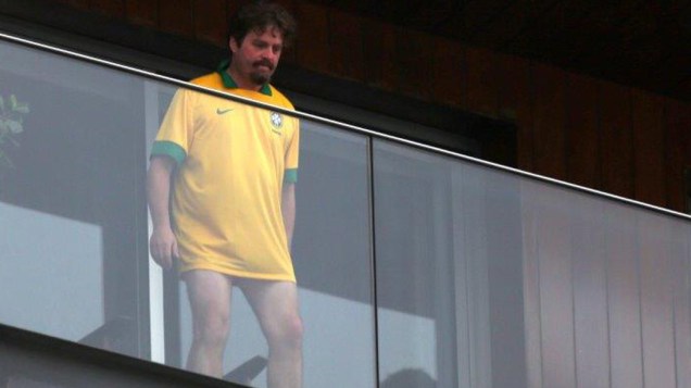 Zach Galifianakis com a camisa da seleção do Brasil, na sacada do hotel Fasano em Ipanema