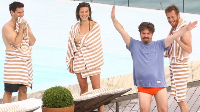 Justin Bartha com sua namorada e Zach Galifianakis, na piscina do hotel Fasano