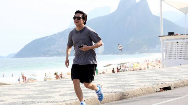 Ken Jeong, ator de Se Beber não case 3 corre na orla da praia da Zona Sul do Rio de Janeiro
