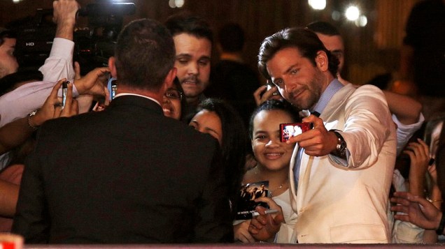 Bradley Cooper tira fotos com o público na chegada para a pré-estreia do filme Se Beber Não Case 3, no Rio de Janeiro