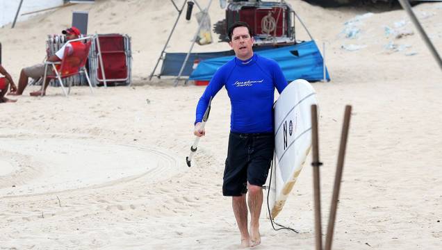 Ed Helms ator do filme Se Beber não case 3 faz Stand Up Paddle em praia no Rio de Janeiro