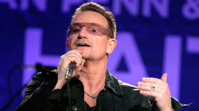 Cantor Bono faz show durante o 3º baile de gala beneficente organizado por Sean Penn em prol do Haiti, na Califórnia