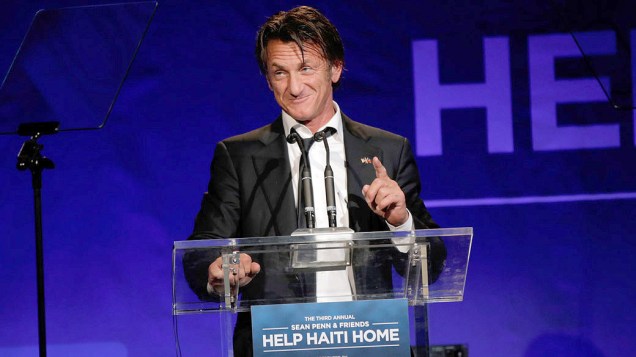 Sean Penn discursa durante o 3º baile de gala anual em prol do Haiti, organizado por ele na Califórnia