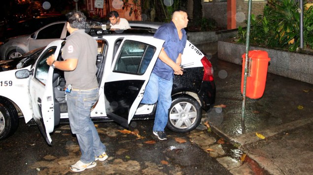 Segurança pessoal de Justin Bieber deixa delegacia após prestar depoimento, no Rio de Janeiro