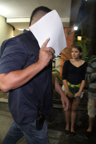 Segurança pessoal de Justin Bieber deixa delegacia após prestar depoimento, no Rio de Janeiro