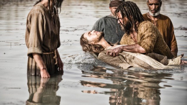 Jesus, vivido pelo ator Diogo Morgado, é batizado em cena da série A Bíblia