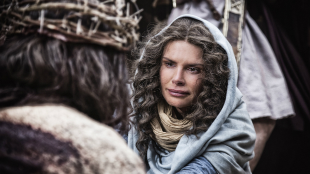 A atriz Roma Downey, no papel de Maria, em cena da série A Bíblia