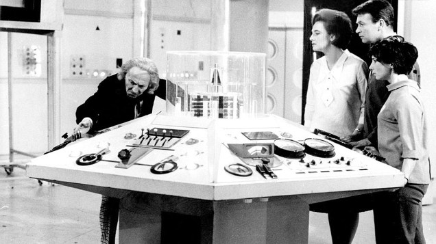 O primeiro Doctor (William Hartnell) comanda a máquina do tempo Tardis em cena das primeiras temporadas da série Doctor Who