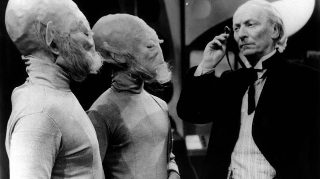 O primeiro Doctor (William Hartnell) observa extraterrestres em cena das primeiras temporadas da série Doctor Who