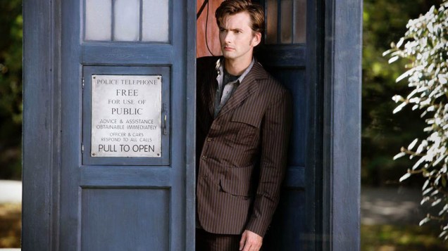 O ator David Tennant sai da Tardis, a máquina do tempo e nave espacial do Doctor
