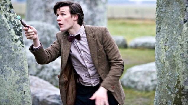 O décimo primeiro Doutor (Matt Smith) usa a sua chave de fenda sônica, em cena da série Doctor Who
