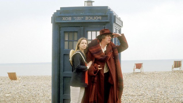 O quarto Doctor com sua companheira Romana diante da Tardis