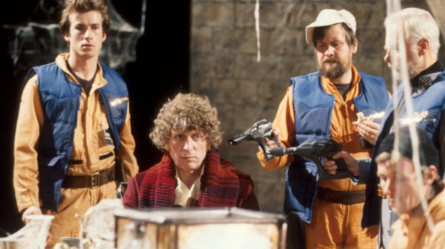 Tom Baker, o quarto Doctor (de 1974 a 1981), é cercado por inimigos em cena de Doctor Who