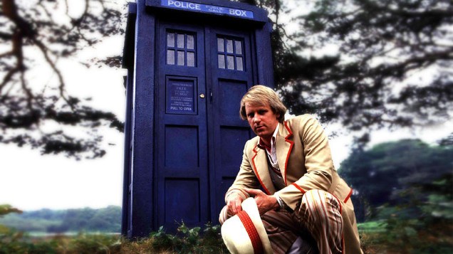 O quinto Doctor (Peter Davison) posa diante da Tardis, a máquina do tempo e nave espacial da série Doctor Who