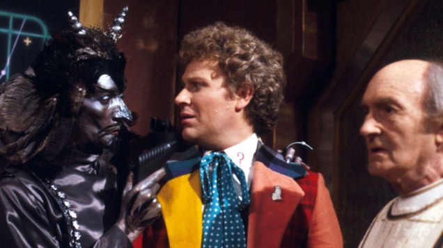 O ator Colin Baker em cena da série Doctor Who