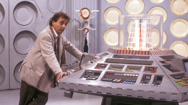 O sétimo Doctor (Sylvester McCoy) diante do painel de controle da Tardis, a máquina do tempo e nave espacial que leva o personagem através do tempo e do espaço