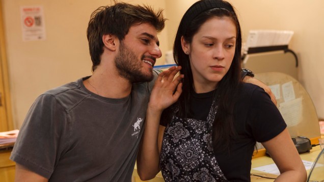 O casal Lucas (Hugo Bonemer) e Tina (Sophia Abrahão) em Confissões de Adolescente