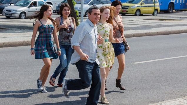 O ator Cássio Gabus Mendes como o pai das meninas  do filme Confissões de Adolescente